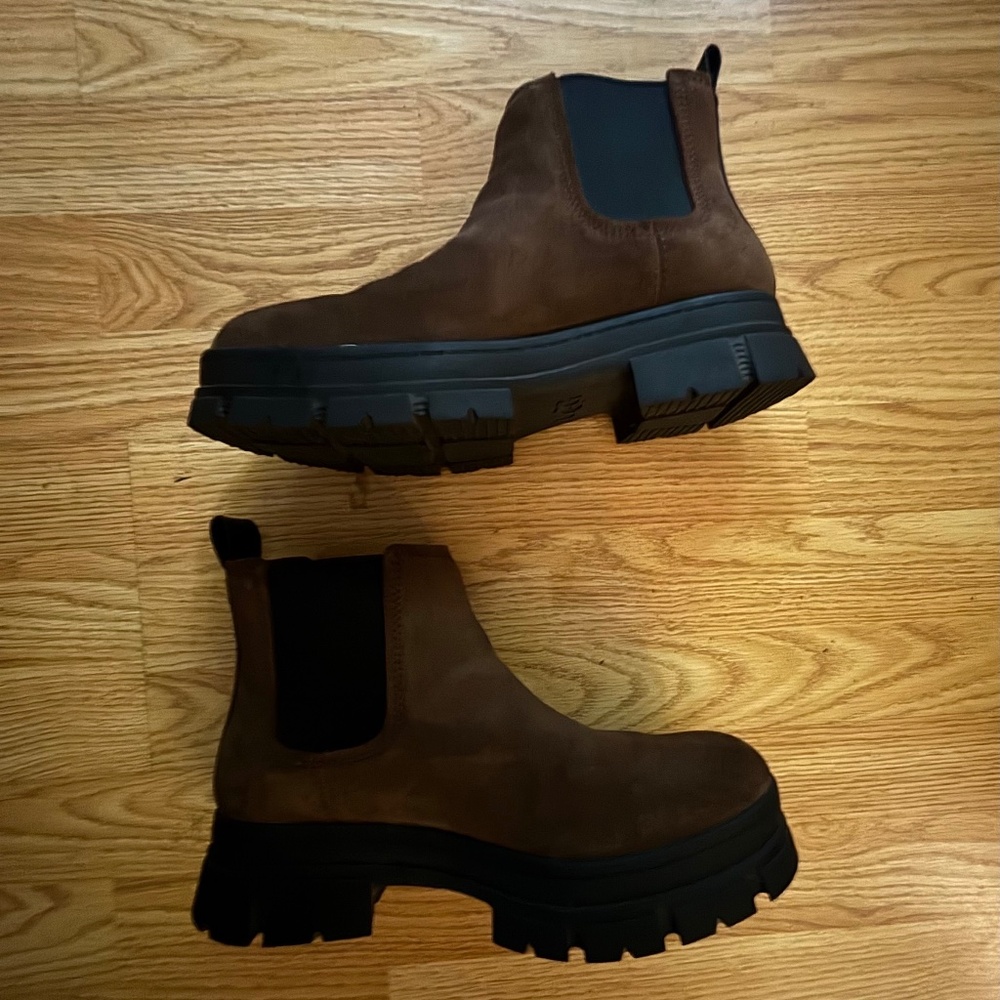 UGG Brown Leather Chelsea Boots Women’s Size 10
